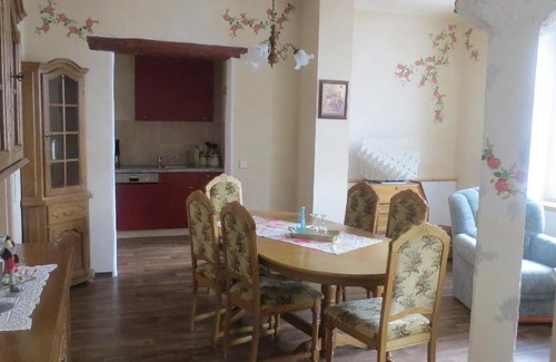 Growaltersdorf Apartment | Enchanting Märchenpension Rotkäppchen: Family-Friendly Retreat