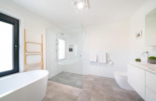 Bathurst House | Discover MèRose Place - Modern 4-Star Stay for Families