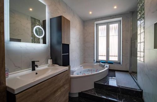 Poincare - Foch - Anatole France - Croix de Bourgogne Apartment | Family-Friendly Méga Jeanne d'Arc Billard with High Ratings