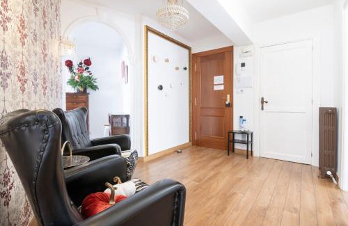 Leon Apartment | Experience Mía's Home: Child-Friendly with 9.6/10 Rating