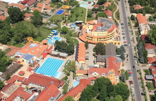 Morahalom House | Comfortable Mórafészek Vendégház: Pet-Friendly Retreat