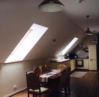 Voru Apartment | Pet-Friendly Retreat: Mõisa Ait Katusekorter Awaits!