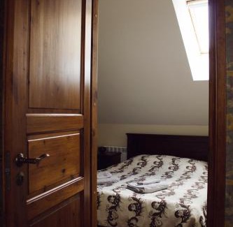Voru Apartment | Pet-Friendly Retreat: Mõisa Ait Katusekorter Awaits!