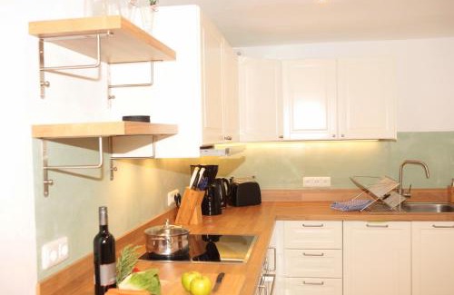 Oberndorf Apartment | Cozy Möderlhof: Pet-Friendly Stay with Kitchen Amenities