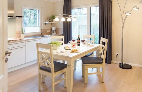 Murwik Apartment | Seagull's Nest: Oceanfront Escape with Garden and Terrace