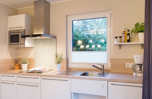 Murwik Apartment | Seagull's Nest: Oceanfront Escape with Garden and Terrace