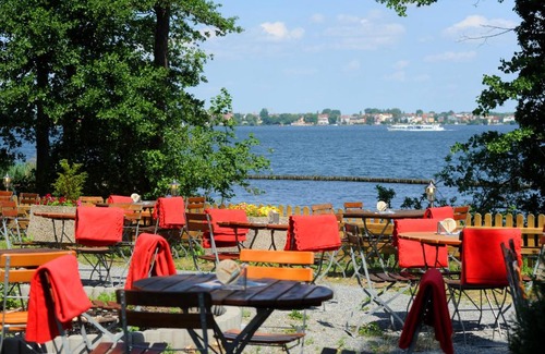 Treptow-Koepenick Hotel | Relax at Müggelseeperle: Pet-Friendly Stay with Breakfast