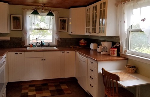 Spanish Valley Cabin | Pet-Friendly M-4 Cabin with Pool & Ocean Views Await