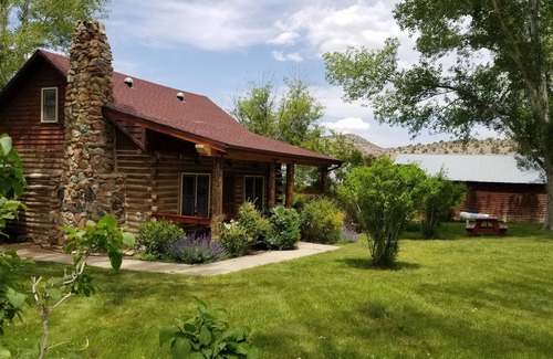 Spanish Valley Cabin | Pet-Friendly M-4 Cabin with Pool & Ocean Views Await