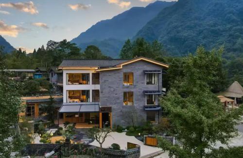 Dujiangyan Cabin | M Country Road Mountain Luxury Cinema Hot Spring B&B