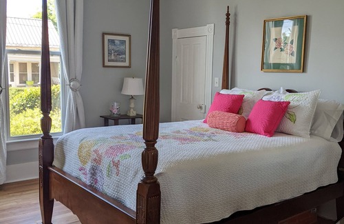 Richland Bed & Breakfast | Top-Rated M G Richardson Bed & Breakfast with Free Breakfast