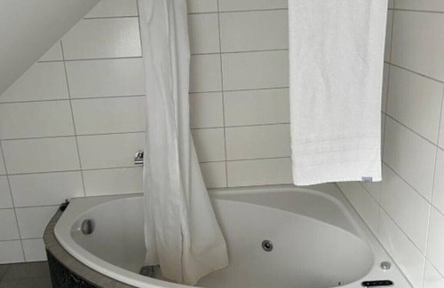 Lucerne Apartment | Relaxing M-hostel Suite with Spa & Family-Friendly Amenities