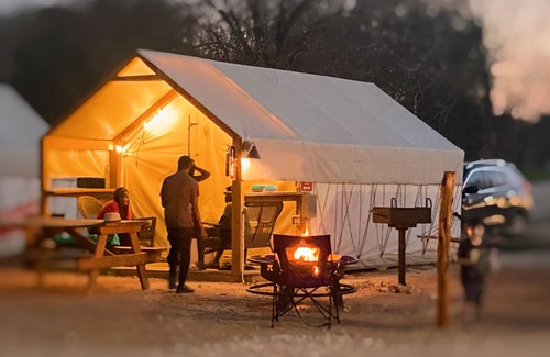Sutherland Springs Cabin | Discover Rio Cibolo Glamping Cabin with Pool & Spa Amenities