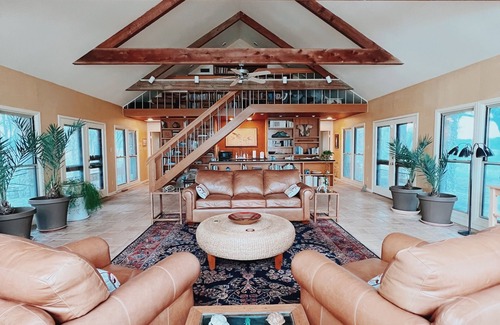 Glen Rose House | M'walimu 4 BR w/Pool, Farm Stay- Flower Farm, Goats, Pigs, Disc Golf!