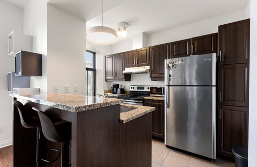Milton Park Apartment | M11 | Boulevard Suites: 2-BR Bright Lego Suite 3E