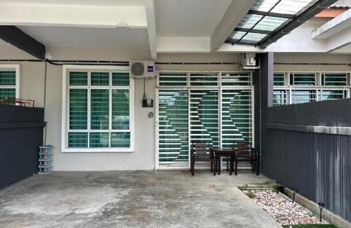 Kuantan House | Relaxing M2H Homestay with Private Beach & Ocean Views