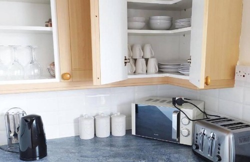 Walsall House | Cozy Retreat at M6 J10 with Ocean View & Kitchen