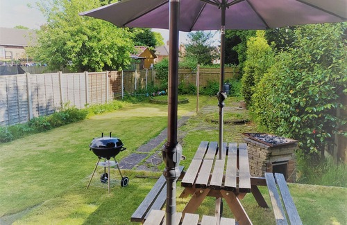 Walsall House | Cozy Retreat at M6 J10 with Ocean View & Kitchen