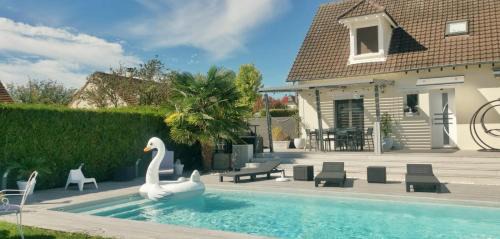 Saint-Leger-Pres-Troyes House | Relax at Ma Douce Bulle: Poolside Bliss by the Ocean