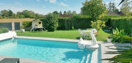 Saint-Leger-Pres-Troyes House | Relax at Ma Douce Bulle: Poolside Bliss by the Ocean
