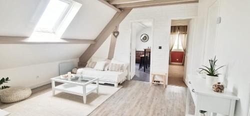 Saint-Leger-Pres-Troyes House | Relax at Ma Douce Bulle: Poolside Bliss by the Ocean