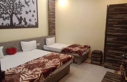Chitrakoot Hotel | Budget-Friendly Ma Parvati Residency with Breakfast Included