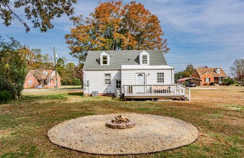 Providence Forge House | Relax at Ma's Cozy Cape: Your Ideal Family Retreat!