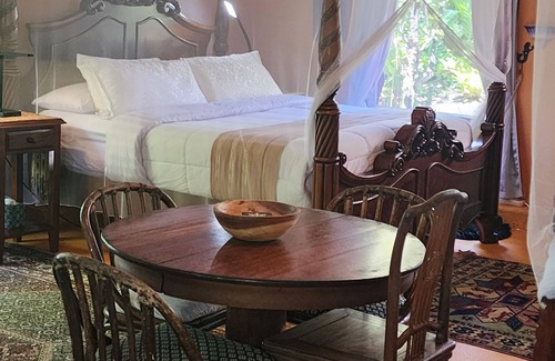 Kalapana Bed & Breakfast | Experience Ma'ukele Lodge: Rated 9.4 with Pool & Dining