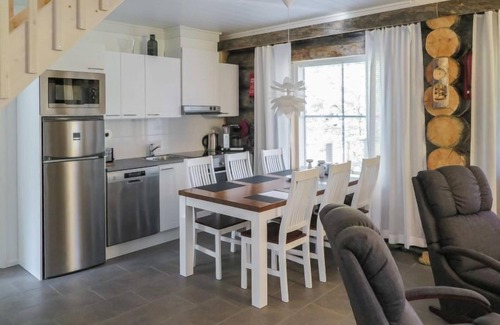 Akaslompolo House | Scenic Maahisenrinne 3 f 25 with Spa & Lake View