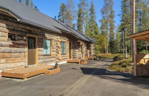 Akaslompolo House | Scenic Maahisenrinne 3 f 25 with Spa & Lake View