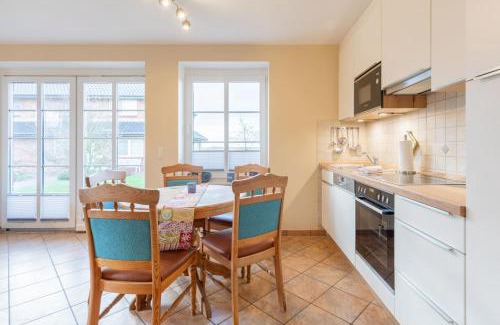 West Husum Apartment | Elegant Maashof Godewind: Family-Friendly with Pool Access