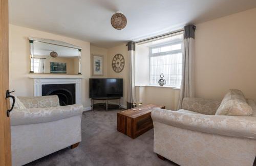 Torquay City Centre House | Beautiful Mabel Cottage with Oceanfront Views & Top Ratings