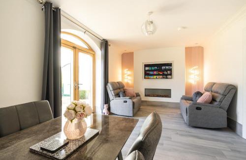 Enniskillen House | Pet and Child Friendly Retreat: Mabel's Maison Awaits