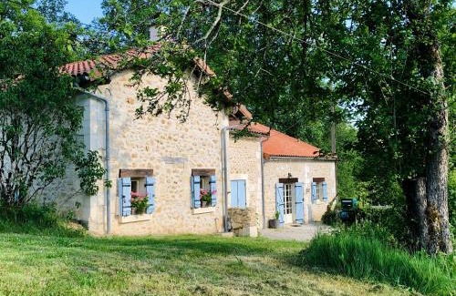 Saint-Pierre-de-Cole Bed & Breakfast | Pet-Friendly MaBelle rêve B&B with Breakfast & 9.7 Rating