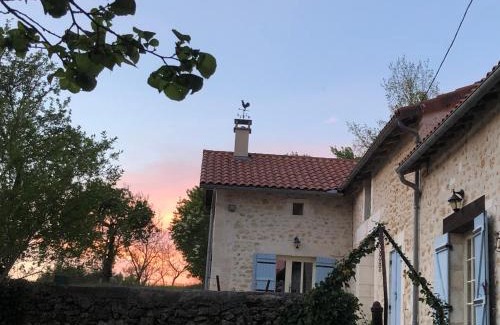 Saint-Pierre-de-Cole Bed & Breakfast | Pet-Friendly MaBelle rêve B&B with Breakfast & 9.7 Rating