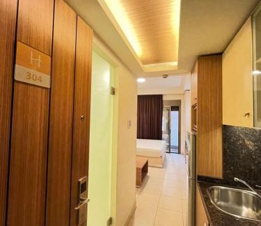 Jounieh Apartment | Oceanfront Mabelle's Room with Gym and Bar Amenities