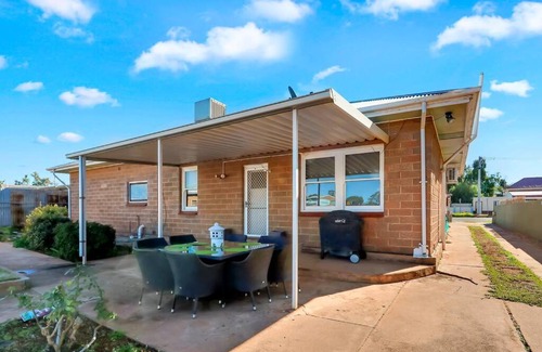 Broken Hill House | Mabel's Retreat: Family-Friendly Getaway with Netflix & Wifi