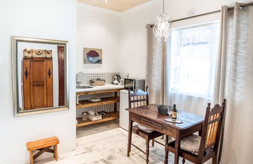 Robertson House | Affordable Family-Friendly Stay at Mabet & Gabriella Rooms