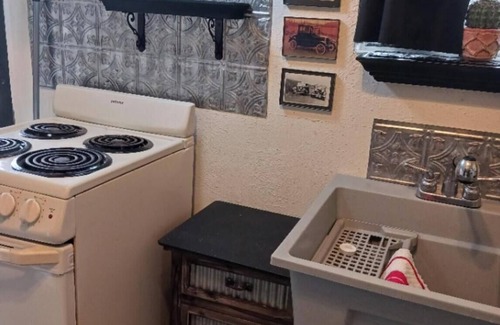 Pasadena Apartment | "MacBerry Nut Cottage", Charming WWII Built 1-1 Smoke/Pet Free Duplex Garage Apt