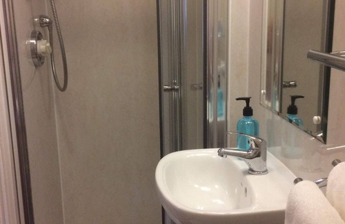 Inverness City Centre Hotel | Guest Favorite: MacDougall Clansman Hotel with Spa & Breakfast