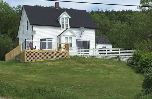 Creignish House | Pet-Friendly Escape at MacEachern 19th Hole Celtic House
