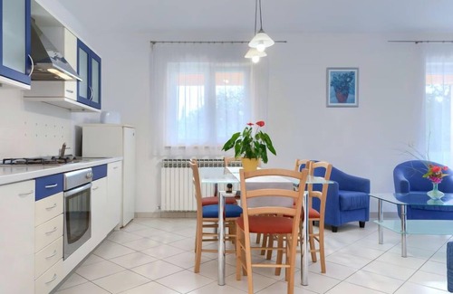 Modrusani Apartment | Rave-Reviewed Macini: Oceanfront Getaway with Pool & Spa