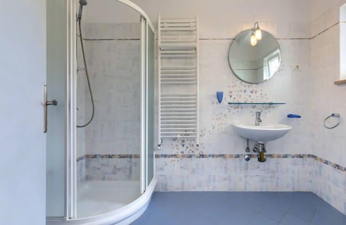 Modrusani Apartment | Rave-Reviewed Macini: Oceanfront Getaway with Pool & Spa