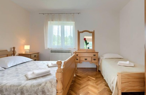 Modrusani Apartment | Rave-Reviewed Macini: Oceanfront Getaway with Pool & Spa