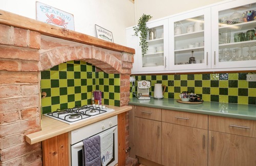 Budleigh Salterton Cottage | Pet-Friendly Mackerel Cottage with Garden in Budleigh Salterton