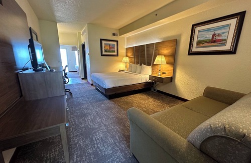 Mackinaw City Hotel | Relax at Mackinaw Beach & Bay Inn with Ocean Views