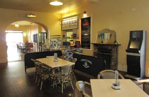 Maclean Hotel | Inviting Maclean Hotel: Family-Friendly with Restaurant & Kitchen