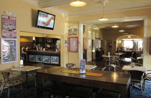 Maclean Hotel | Inviting Maclean Hotel: Family-Friendly with Restaurant & Kitchen