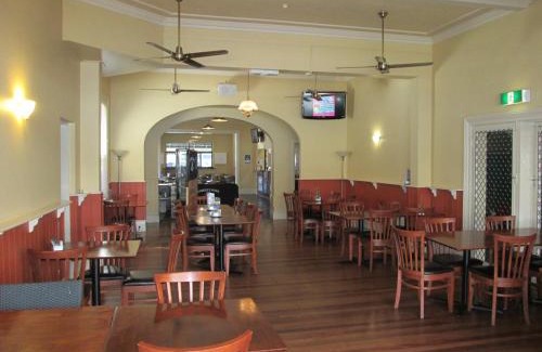 Maclean Hotel | Inviting Maclean Hotel: Family-Friendly with Restaurant & Kitchen