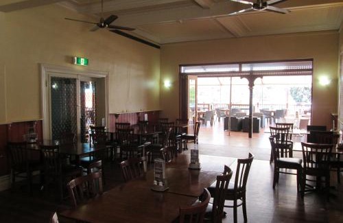 Maclean Hotel | Inviting Maclean Hotel: Family-Friendly with Restaurant & Kitchen